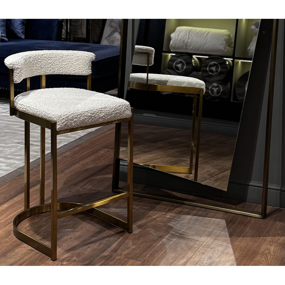 Стул барный букле бежевый с каркасом цвета матовое золото Tactility
