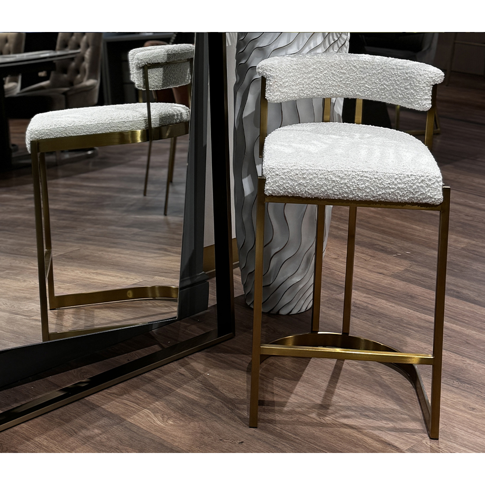 Стул барный букле бежевый с каркасом цвета матовое золото Tactility