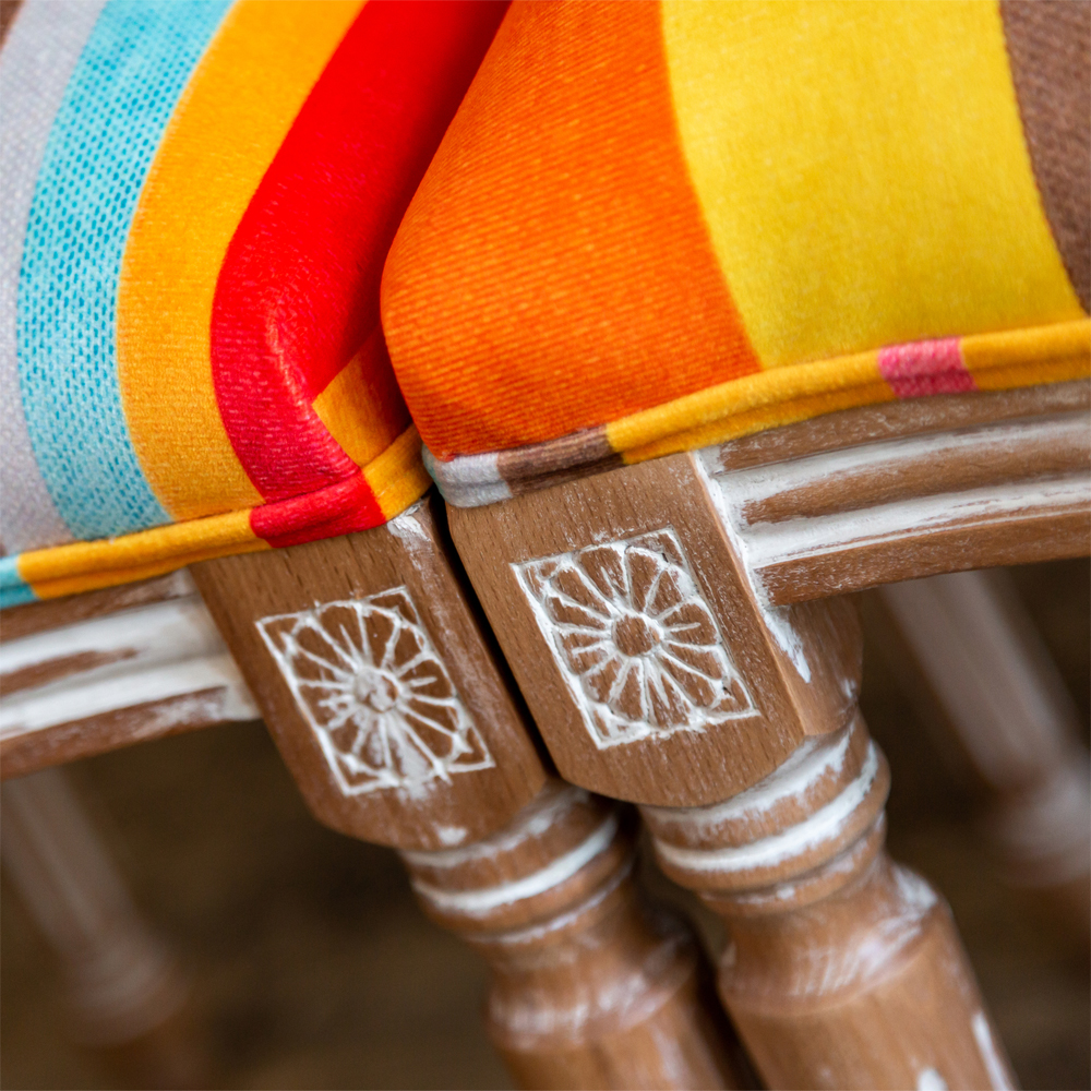 Стул бежевый в разноцветную полоску из натурального бука с изображением птиц и цветов Blooming Red Birds Colorful Stripes Chair