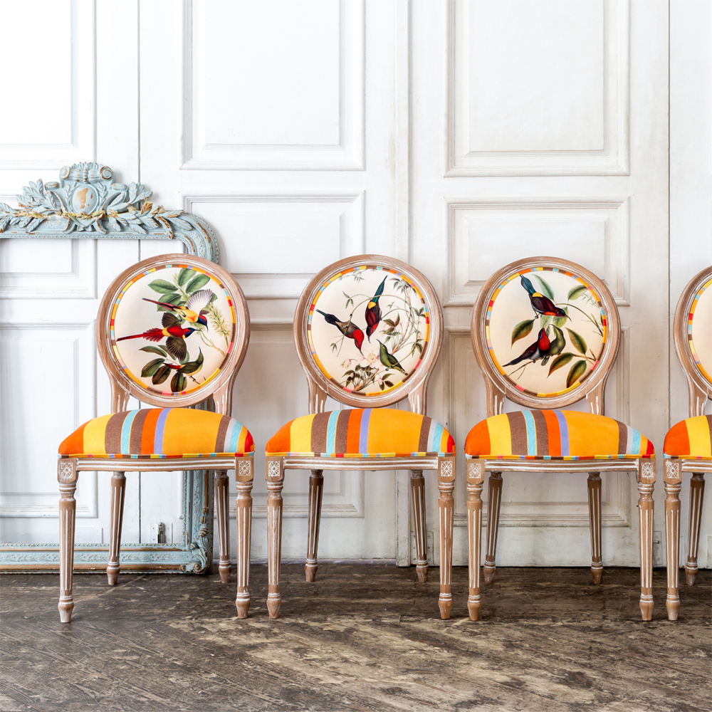 Стул бежевый в разноцветную полоску из натурального бука с изображением птиц и цветов Blooming Red Birds Colorful Stripes Chair