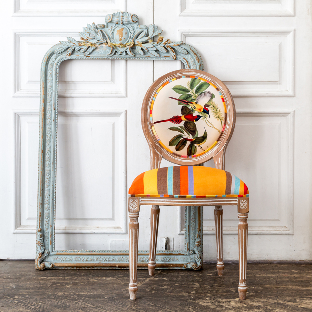 Стул бежевый в разноцветную полоску из натурального бука с изображением птиц и цветов Blooming Yellow Red Birds Colorful Stripes Chair