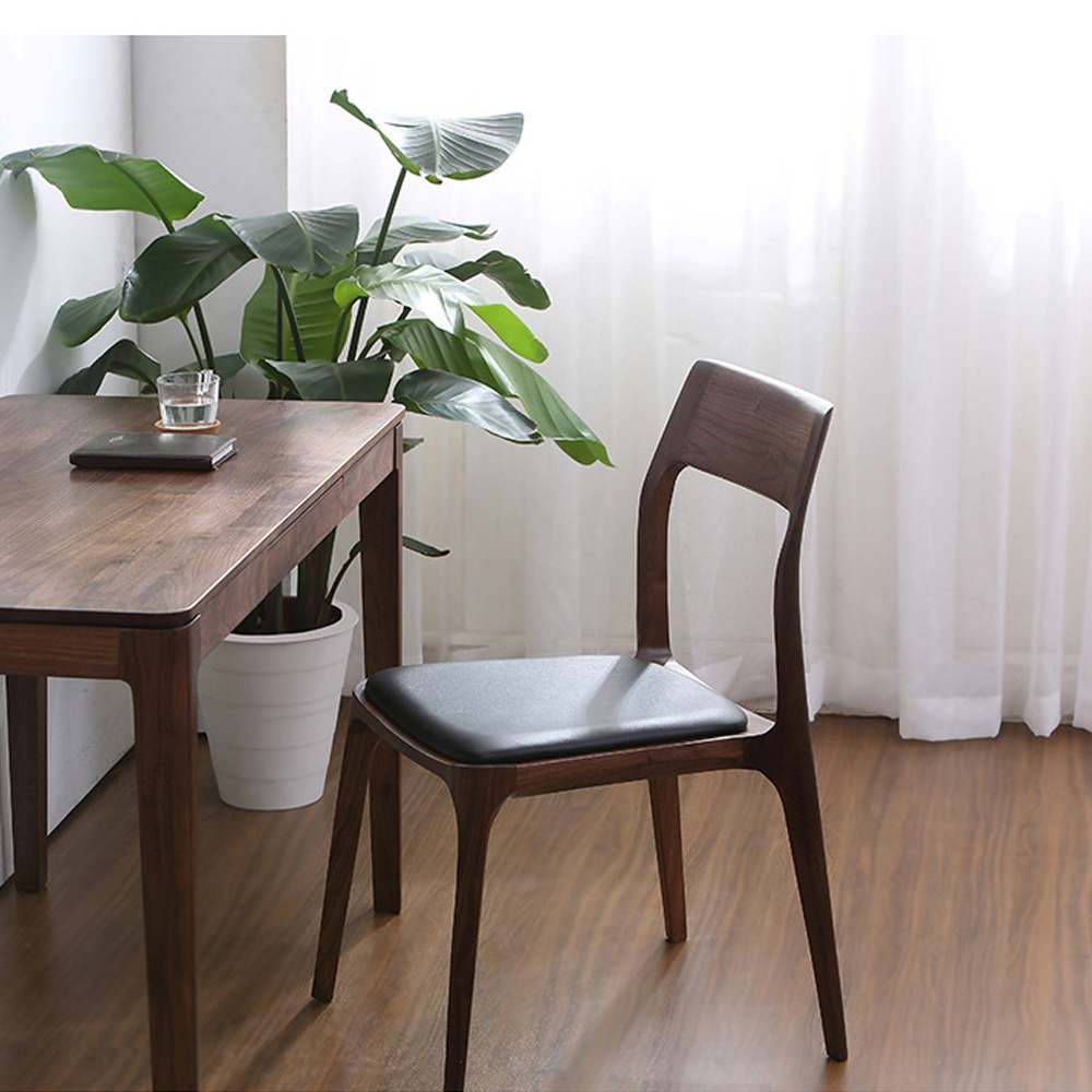 Стул деревянный с мягким сиденьем из черной натуральной кожи Moon Walnut Furniture