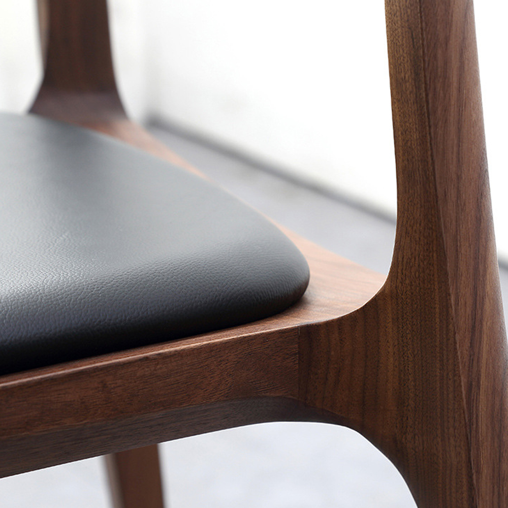 Стул деревянный с мягким сиденьем из черной натуральной кожи Moon Walnut Furniture