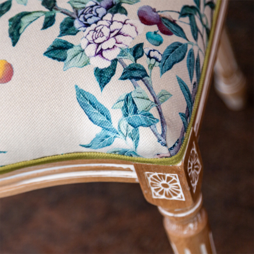 Стул из массива бука бежевый с изображением птиц в саду Beige Green Chinoiserie Blue Bird Chair