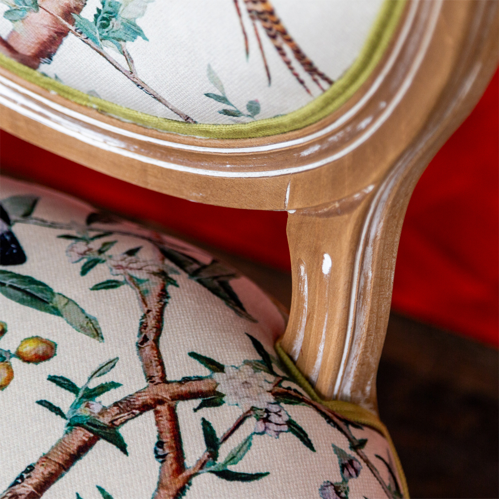 Стул из массива бука бежевый с изображением птиц и цветов Beige Green Chinoiserie Peach Garden Chair