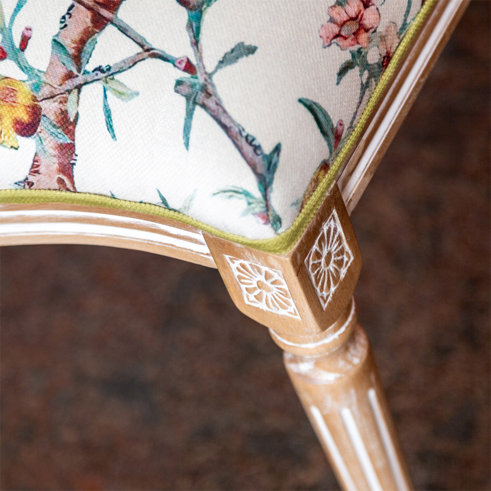 Стул из массива бука бежевый с изображением птиц и цветов Beige Green Chinoiserie Peach Garden Chair