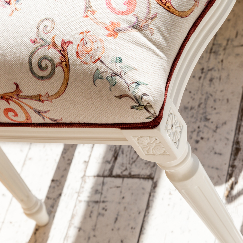 Стул из массива бука бежевый с растительным орнаментом Raffael Angel Beige Chair