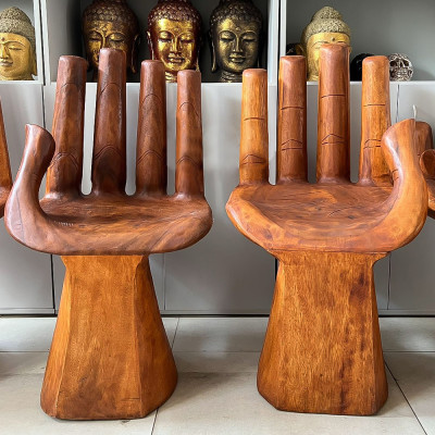 Стул из массива дерева в виде руки Buddha's Hand