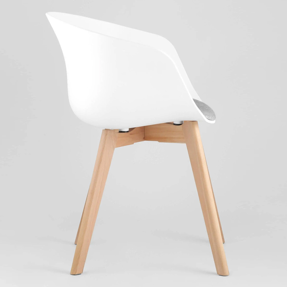 Стул из пластика с мягким сиденьем Eames