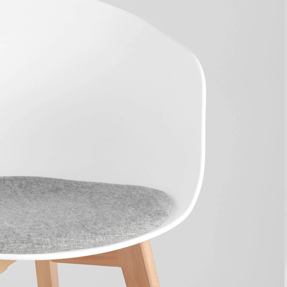 Стул из пластика с мягким сиденьем Eames