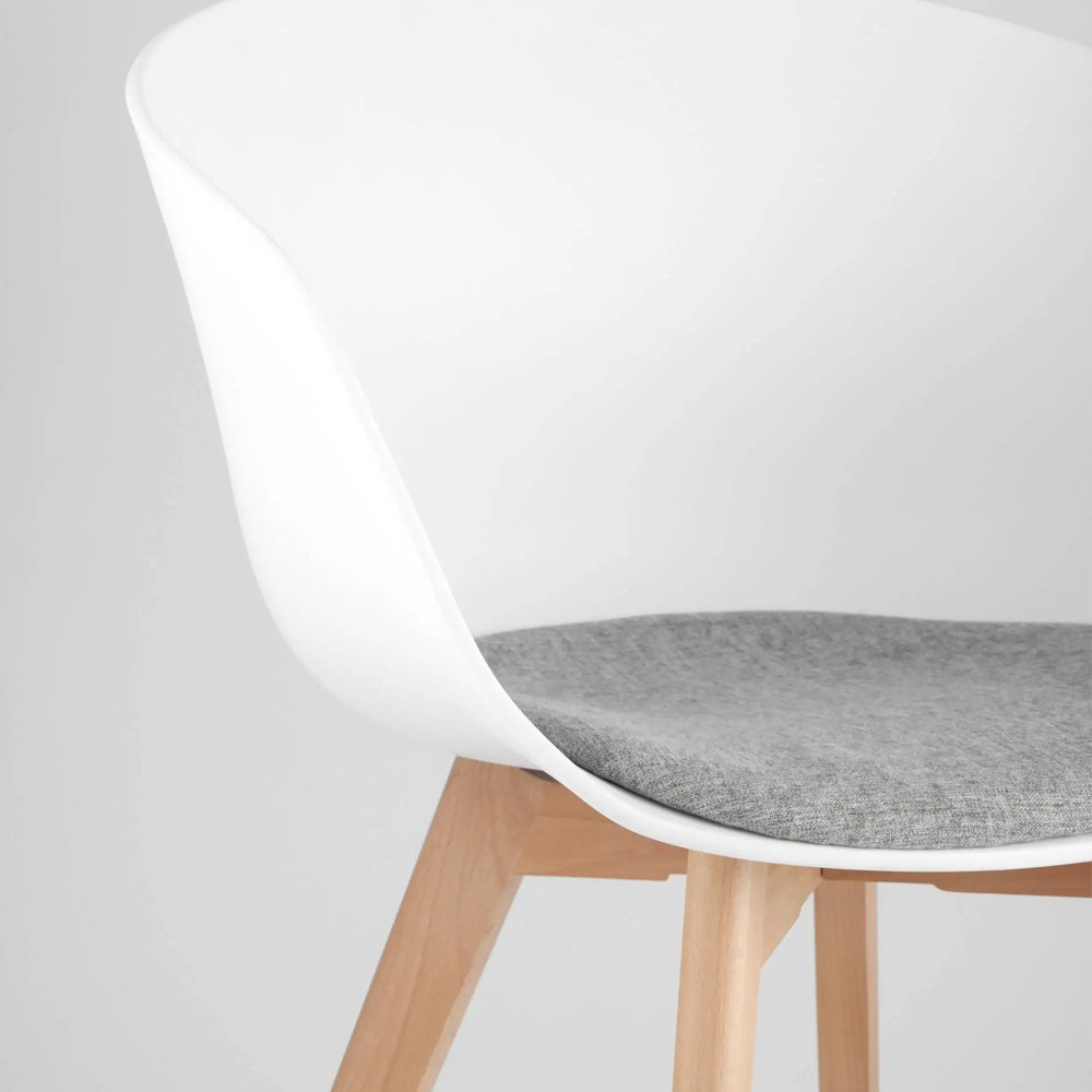 Стул из пластика с мягким сиденьем Eames