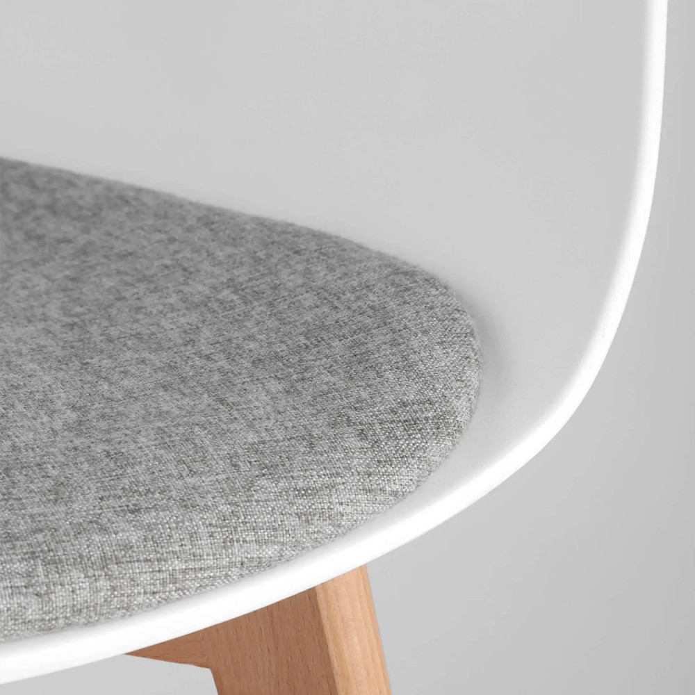 Стул из пластика с мягким сиденьем Eames
