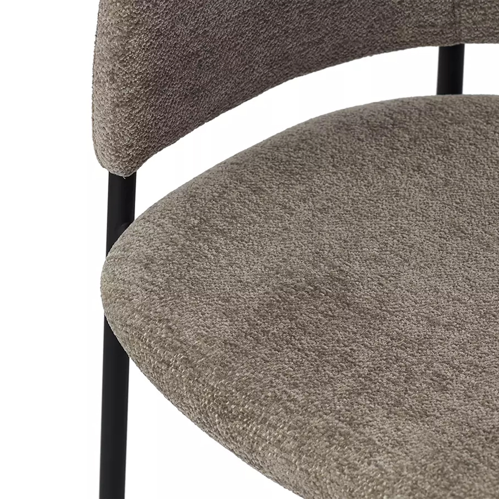Стул полукруглый с каркасом из металла и мягким сиденьем и спинкой Soft Chenille