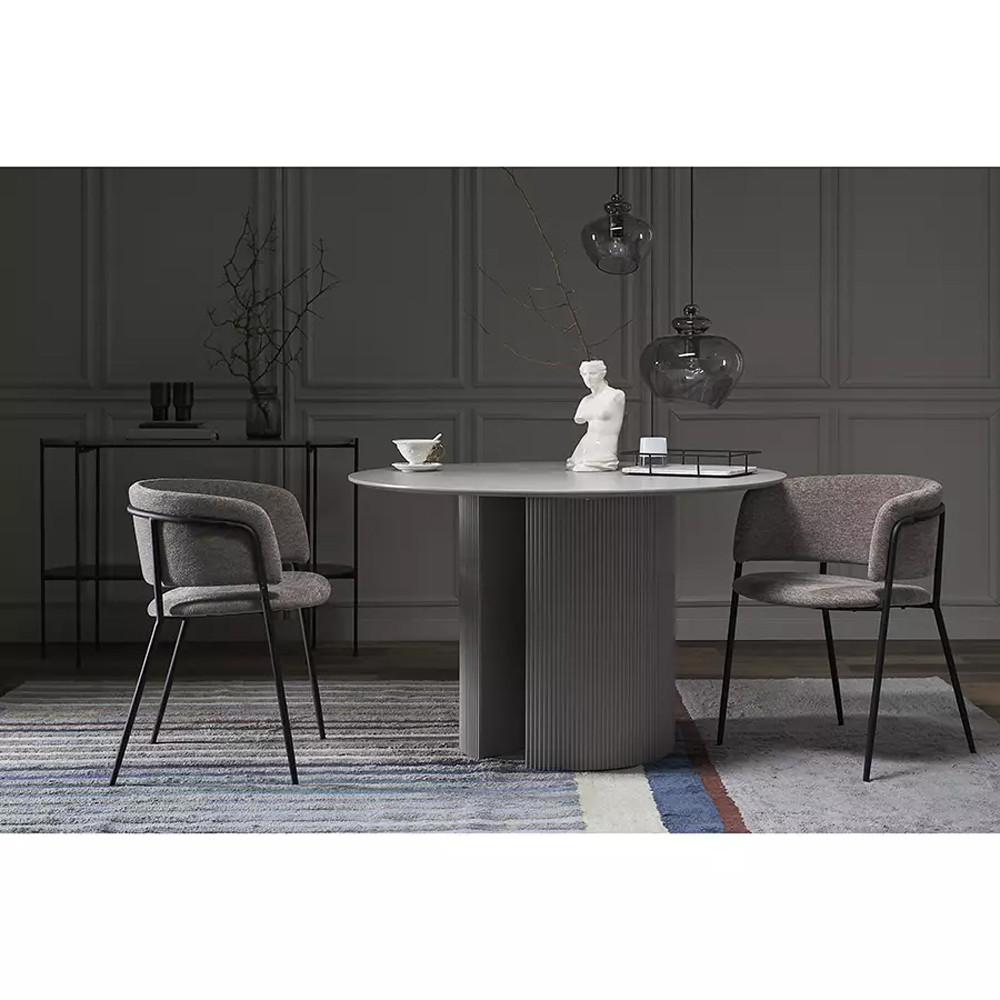 Стул полукруглый с каркасом из металла и мягким сиденьем и спинкой Soft Chenille