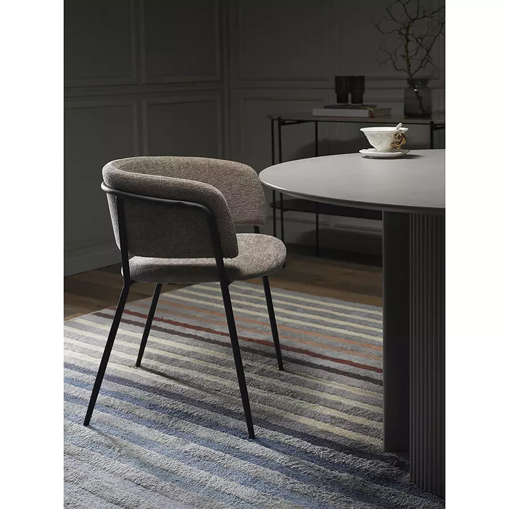 Стул полукруглый с каркасом из металла и мягким сиденьем и спинкой Soft Chenille