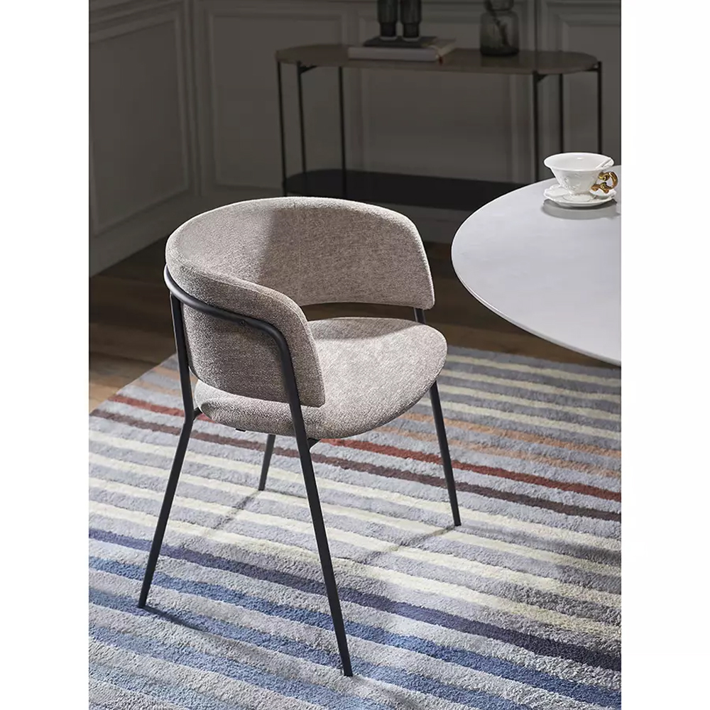 Стул полукруглый с каркасом из металла и мягким сиденьем и спинкой Soft Chenille