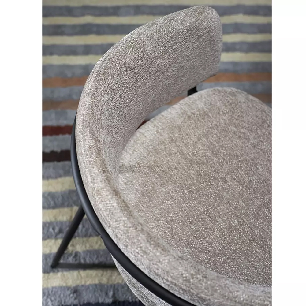 Стул полукруглый с каркасом из металла и мягким сиденьем и спинкой Soft Chenille