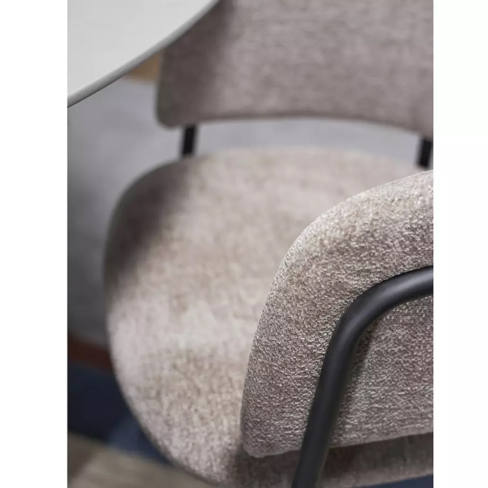 Стул полукруглый с каркасом из металла и мягким сиденьем и спинкой Soft Chenille