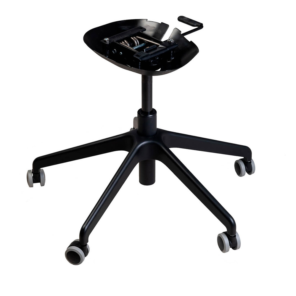 Стул с мягкой бежевой обивкой из велюра и подъемно-поворотным механизмом на черных колесиках Harper Beige