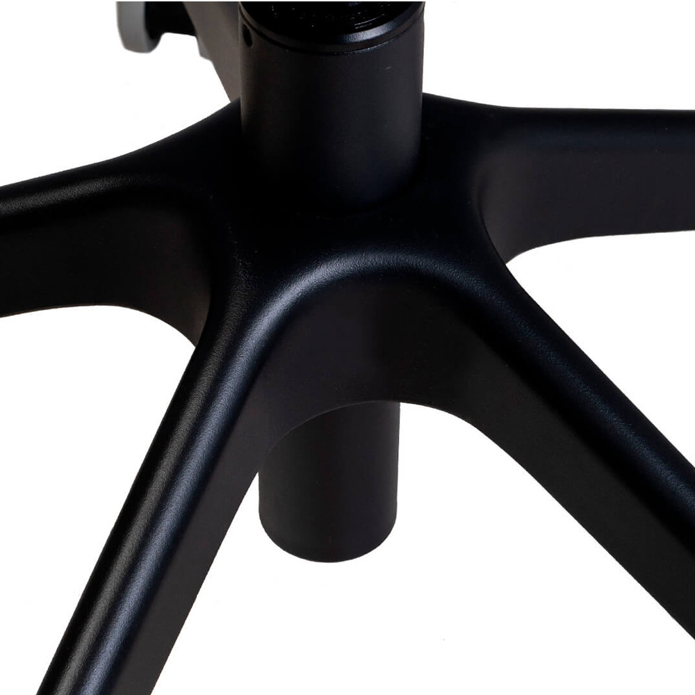 Стул с мягкой синей обивкой из велюра и подъемно-поворотным механизмом на черных колесиках Harper Blue