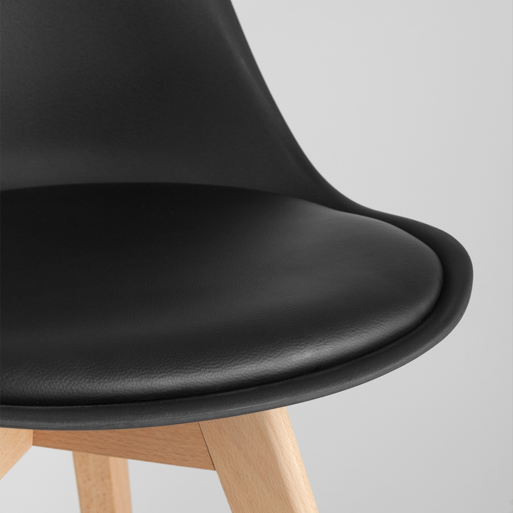 Стул с основой из пластика и мягким сиденьем Arvika Black