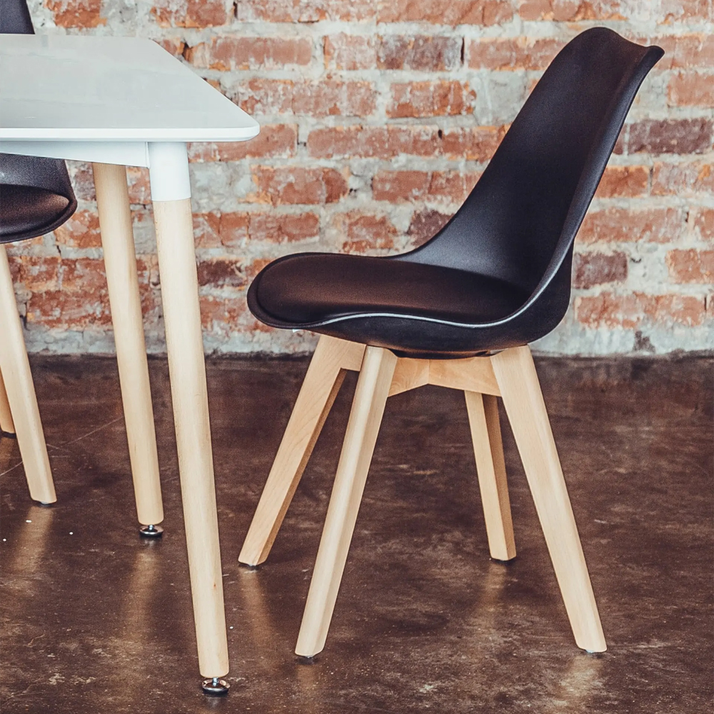 Стул с основой из пластика и мягким сиденьем Arvika Black