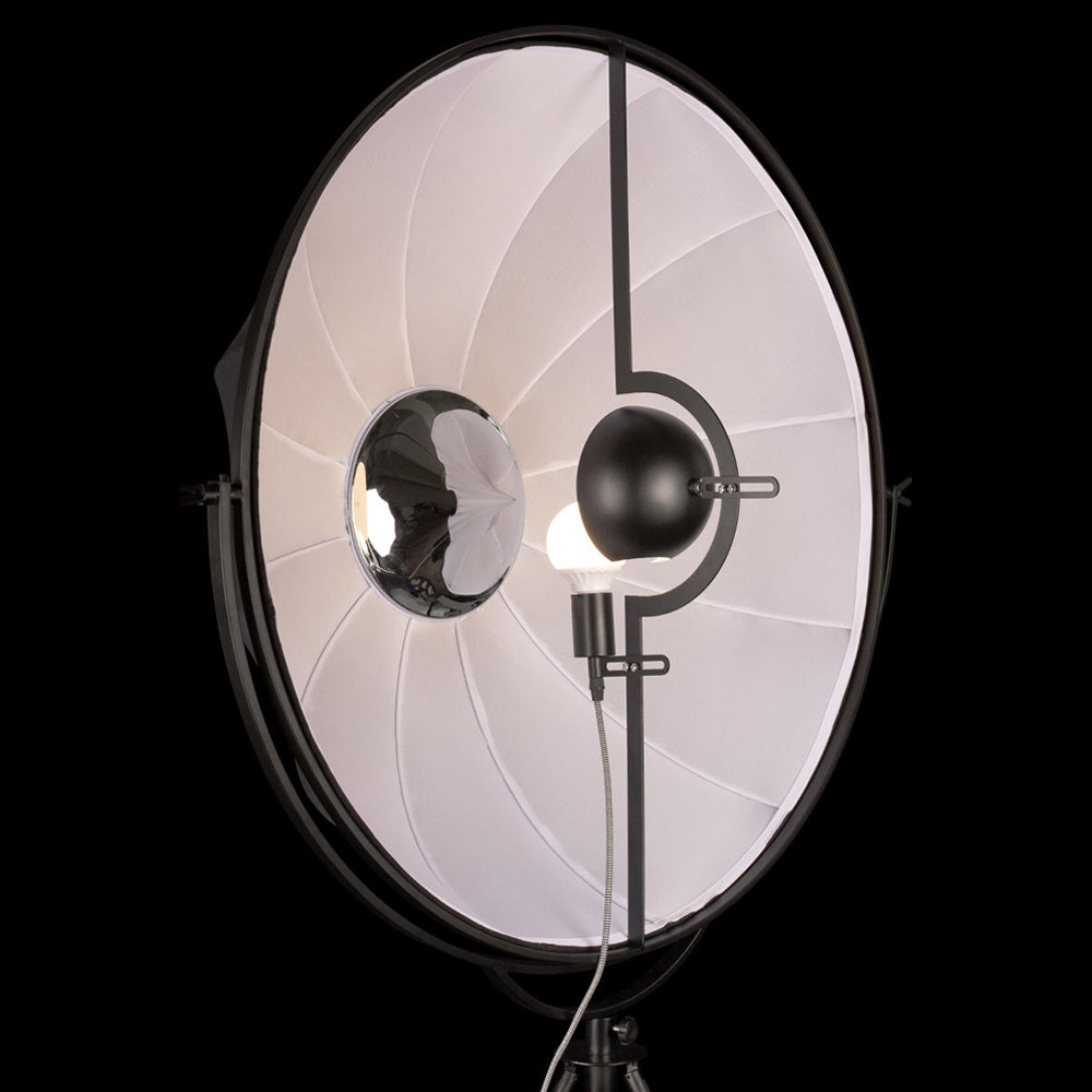 Торшер в виде прожектора с круглым тканевым абажуром на треноге черного цвета Radiance Éclat