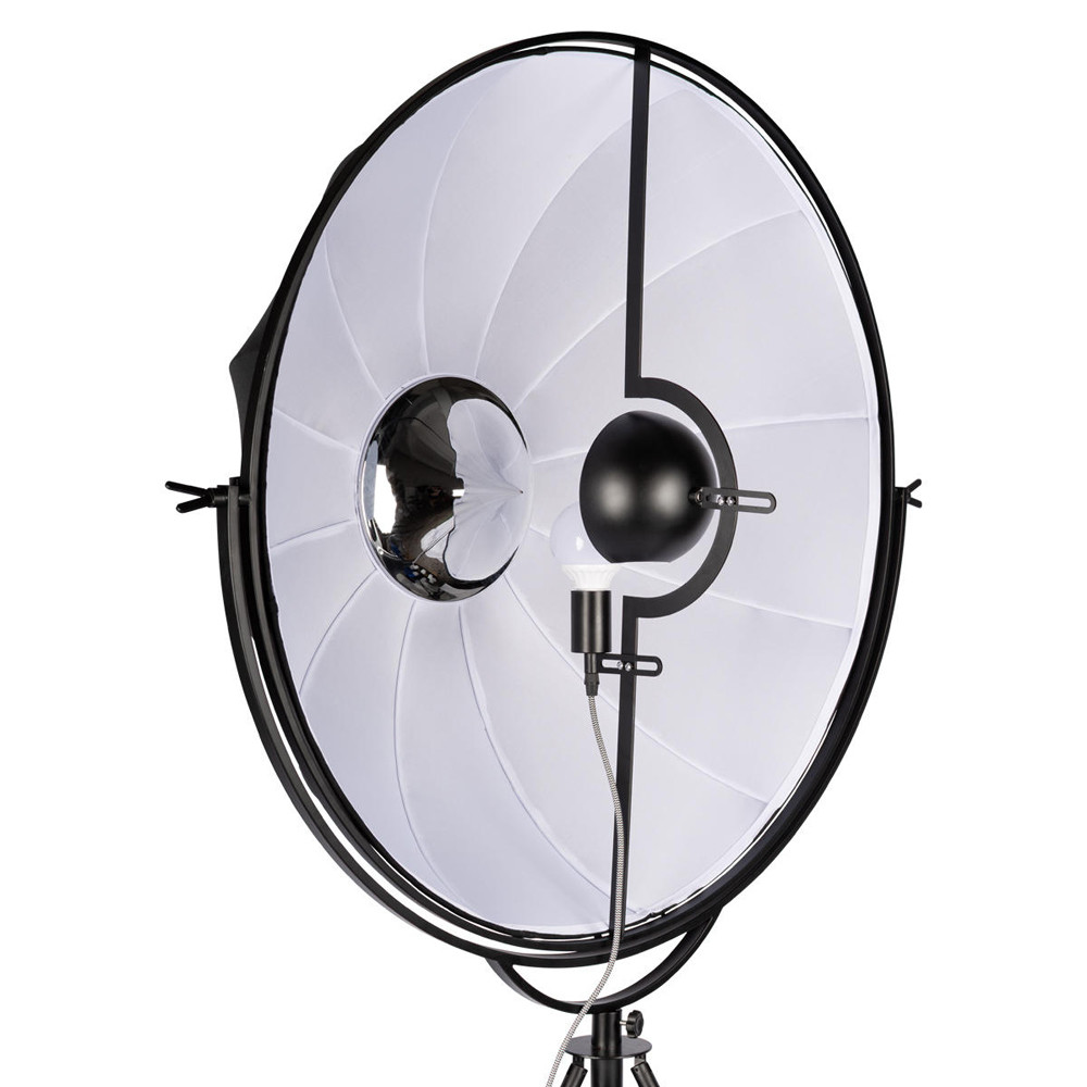 Торшер в виде прожектора с круглым тканевым абажуром на треноге черного цвета Radiance Éclat