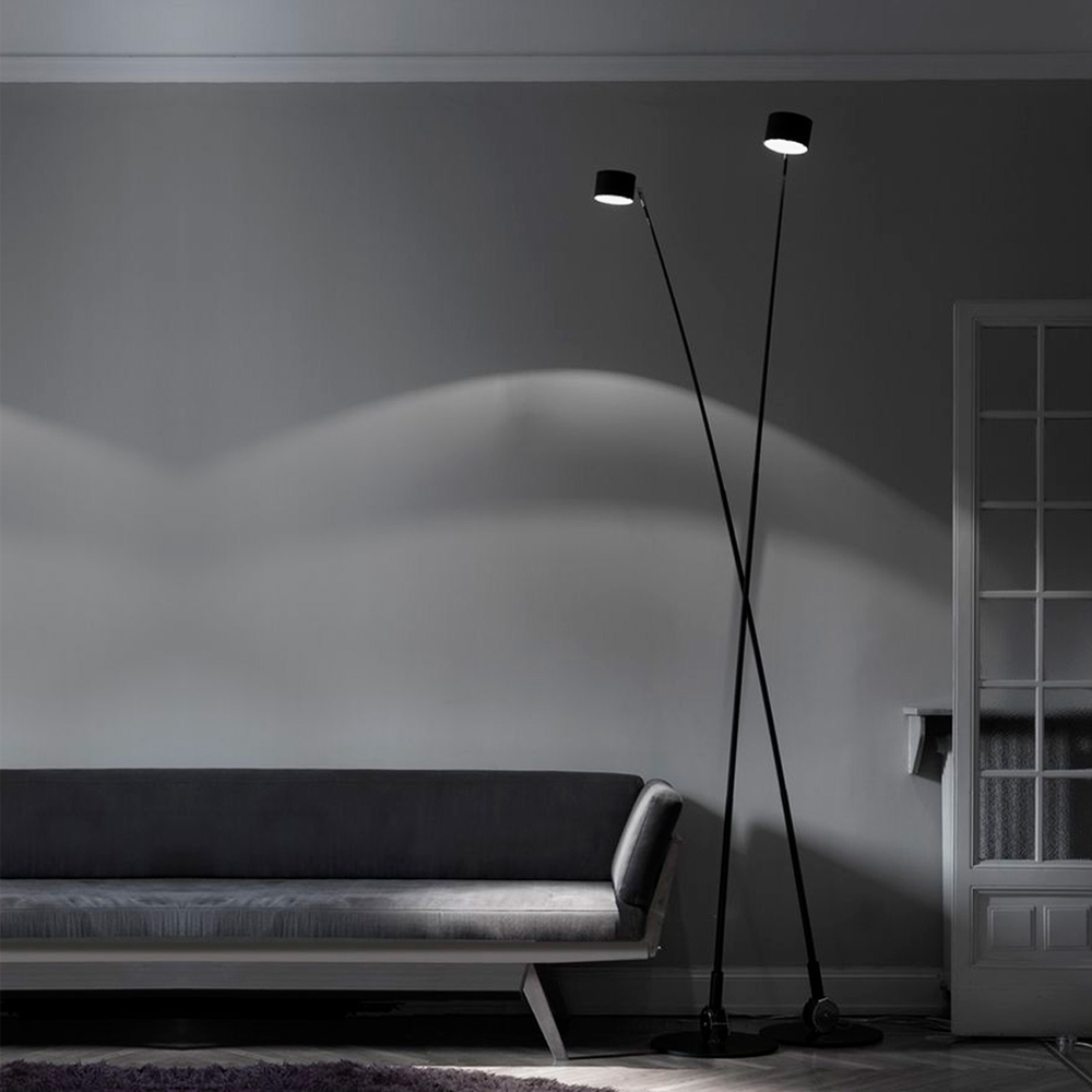 Торшер с изогнутой черной металлической стойкой и цилиндрическим плафоном Davide Groppi