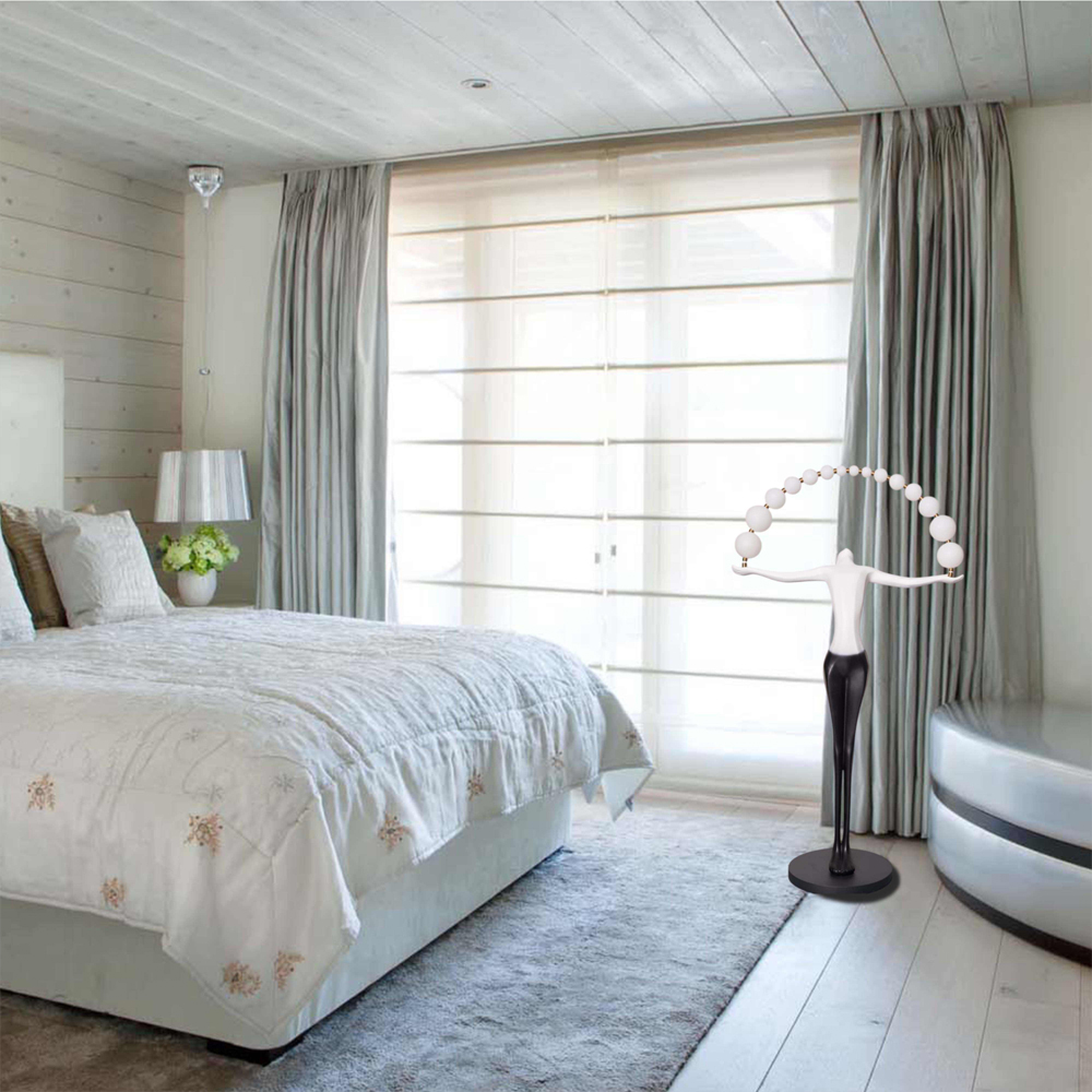 Торшер черно-белая статуэтка Девушка Girl Carries Light Balls