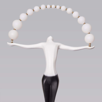 Торшер черно-белая статуэтка Девушка Girl Carries Light Balls