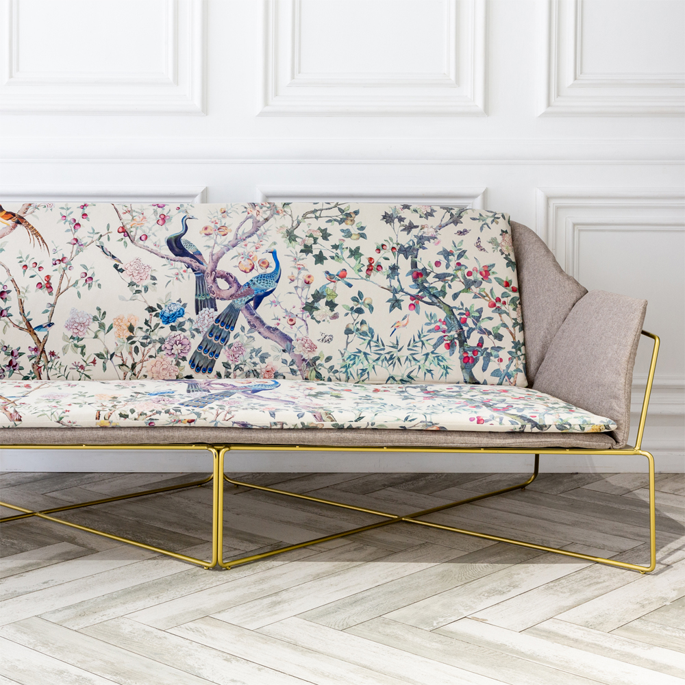 Трехместный диван на металлическом каркасе с цветочным принтом в стиле шинуазри Chinoiserie Birds on a Tree Sofa