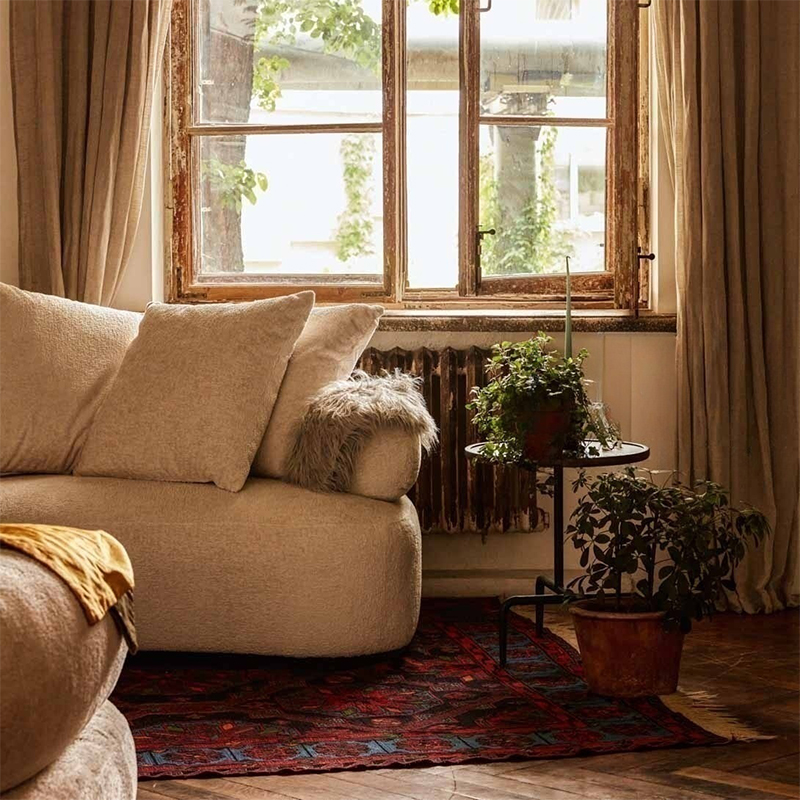 Трехместный диван с обивкой букле молочного цвета Leonois Boucle Sofa