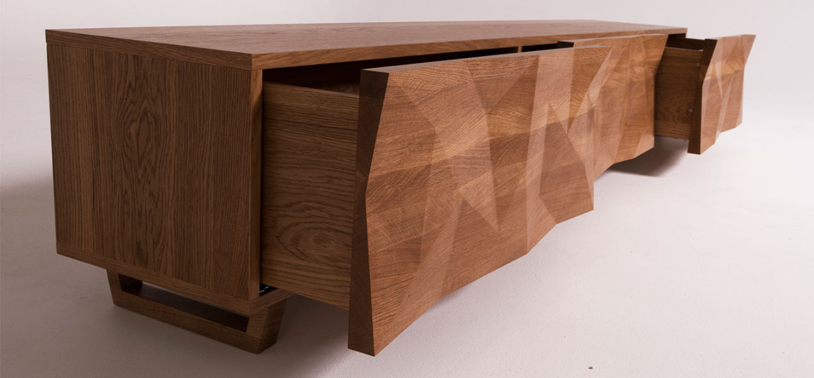 Тумба для ТВ древесного цвета с большими угловыми фигурами Geometric Greece