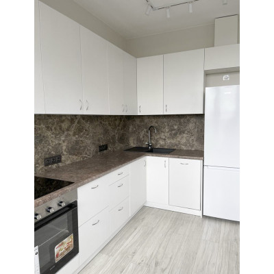 Угловой кухонный гарнитур белый и столешница под мрамор Gene Kitchen Set