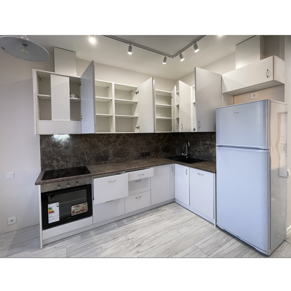Угловой кухонный гарнитур белый и столешница под мрамор Gene Kitchen Set