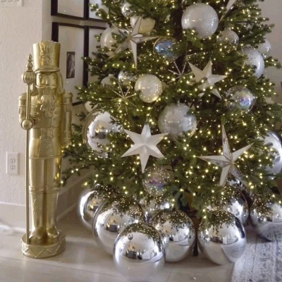 Украшенная Новогодняя Елка с серебряными шарами и звездами