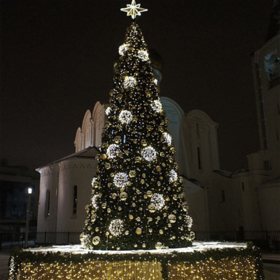 Уличная Новогодняя Ель с золотыми шарами и звездой на вершине в комплекте