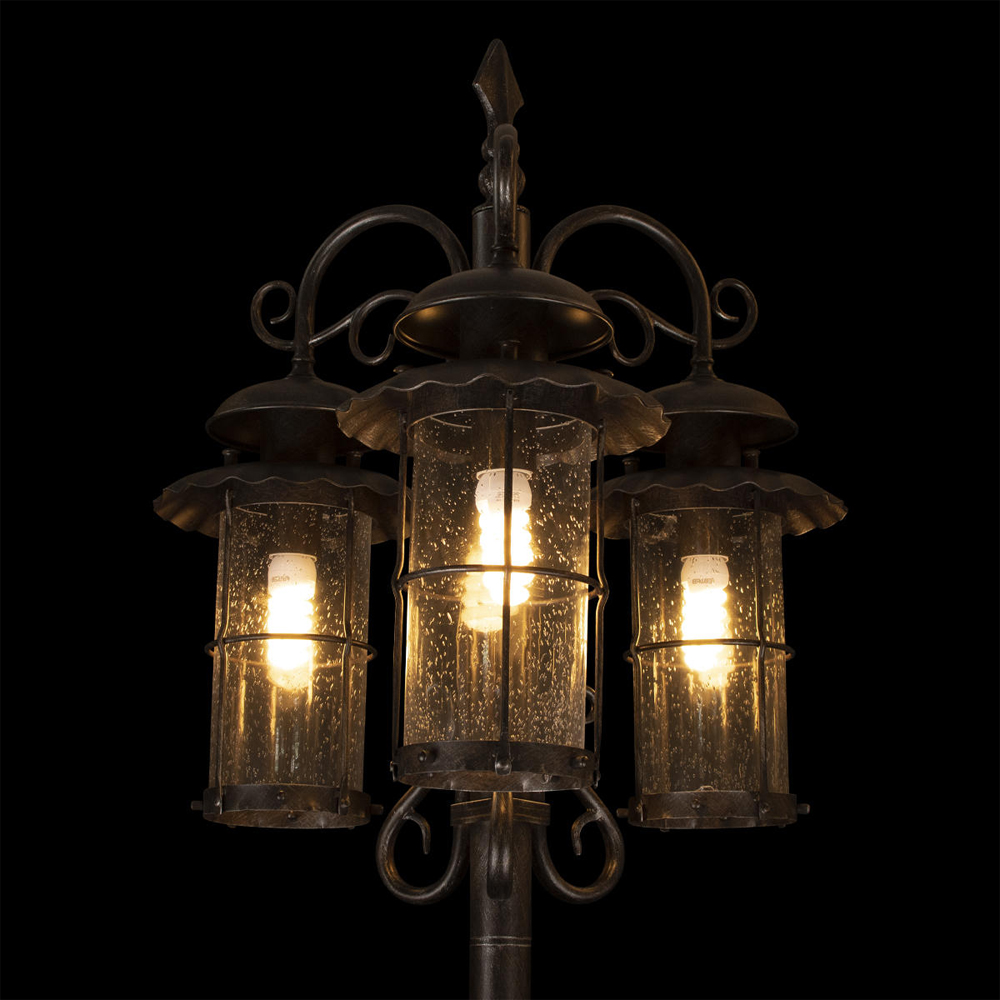 Уличный фонарь с тремя стеклянными плафонами и коваными элементами Elysian Lanterns