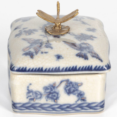 Фарфоровая шкатулка с бронзовой стрекозой Blue and White