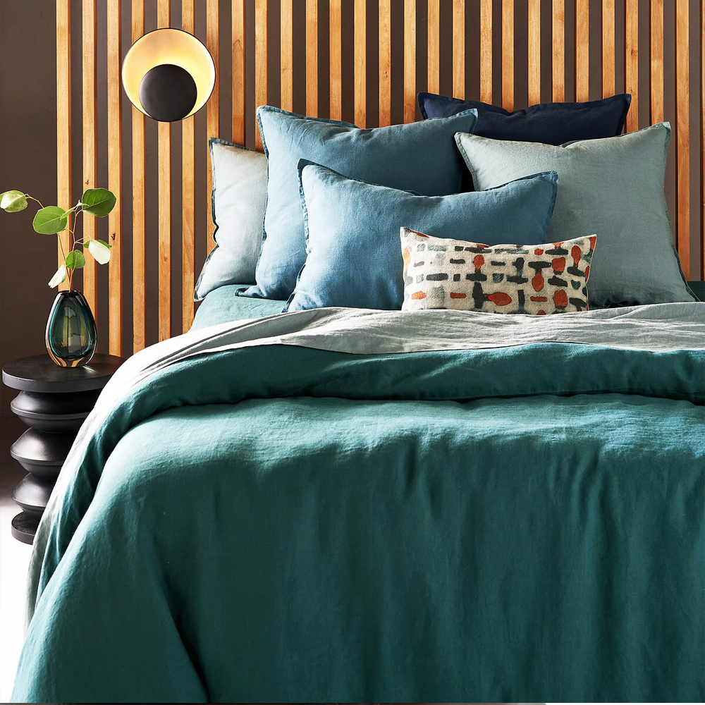 Фигурный приставной столик бордового цвета  AMORPHOUS