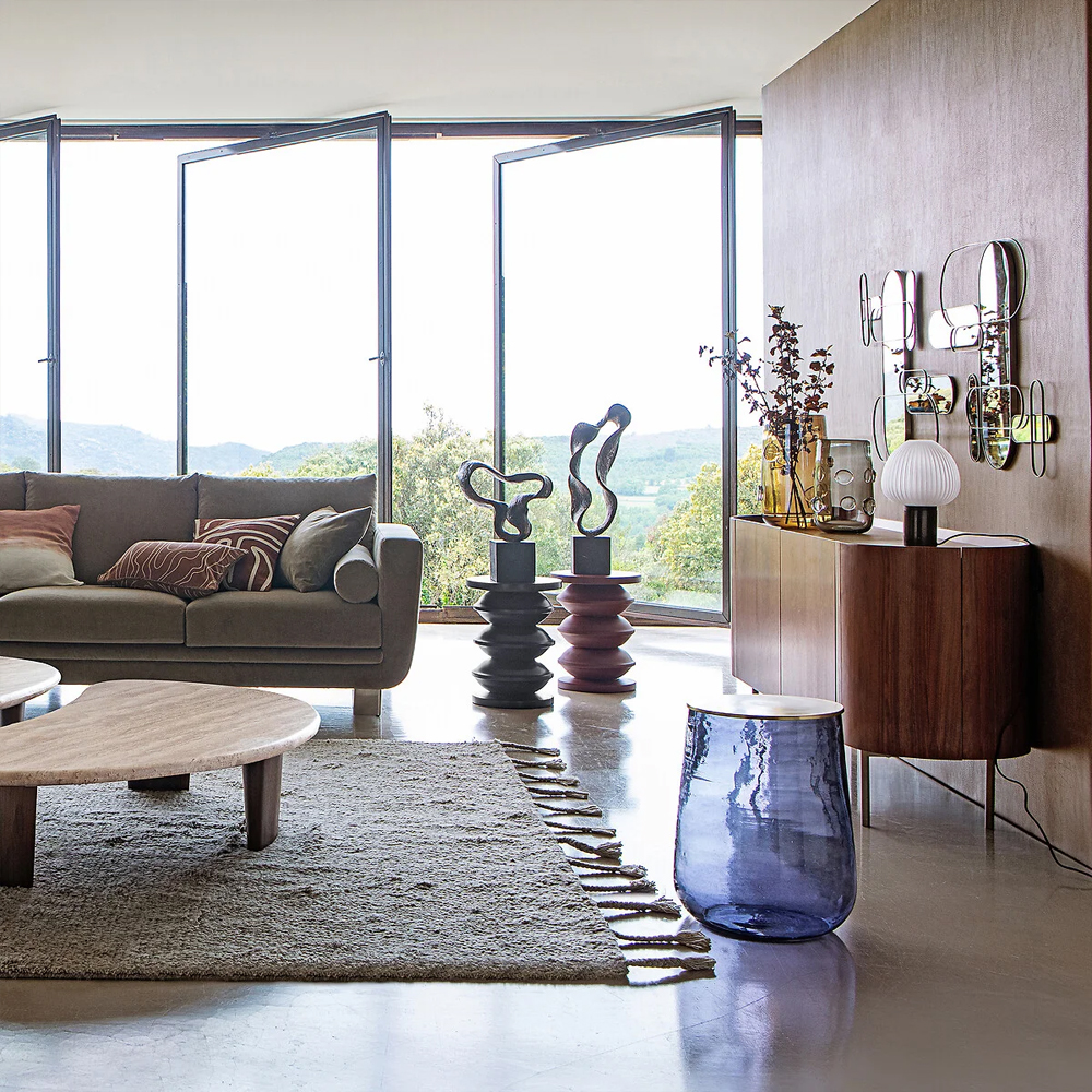 Фигурный приставной столик черного цвета AMORPHOUS