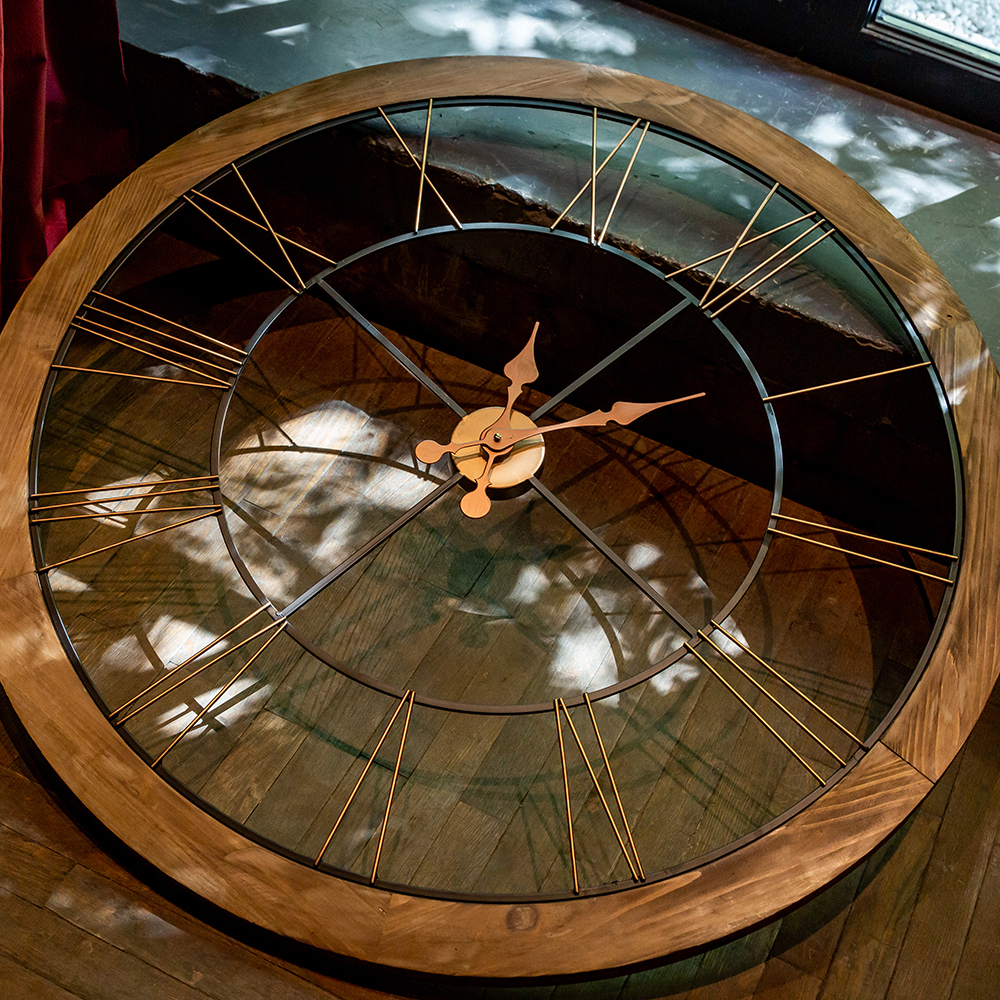 Часы настенные деревянные с римскими цифрами бронзового цвета Clock with History