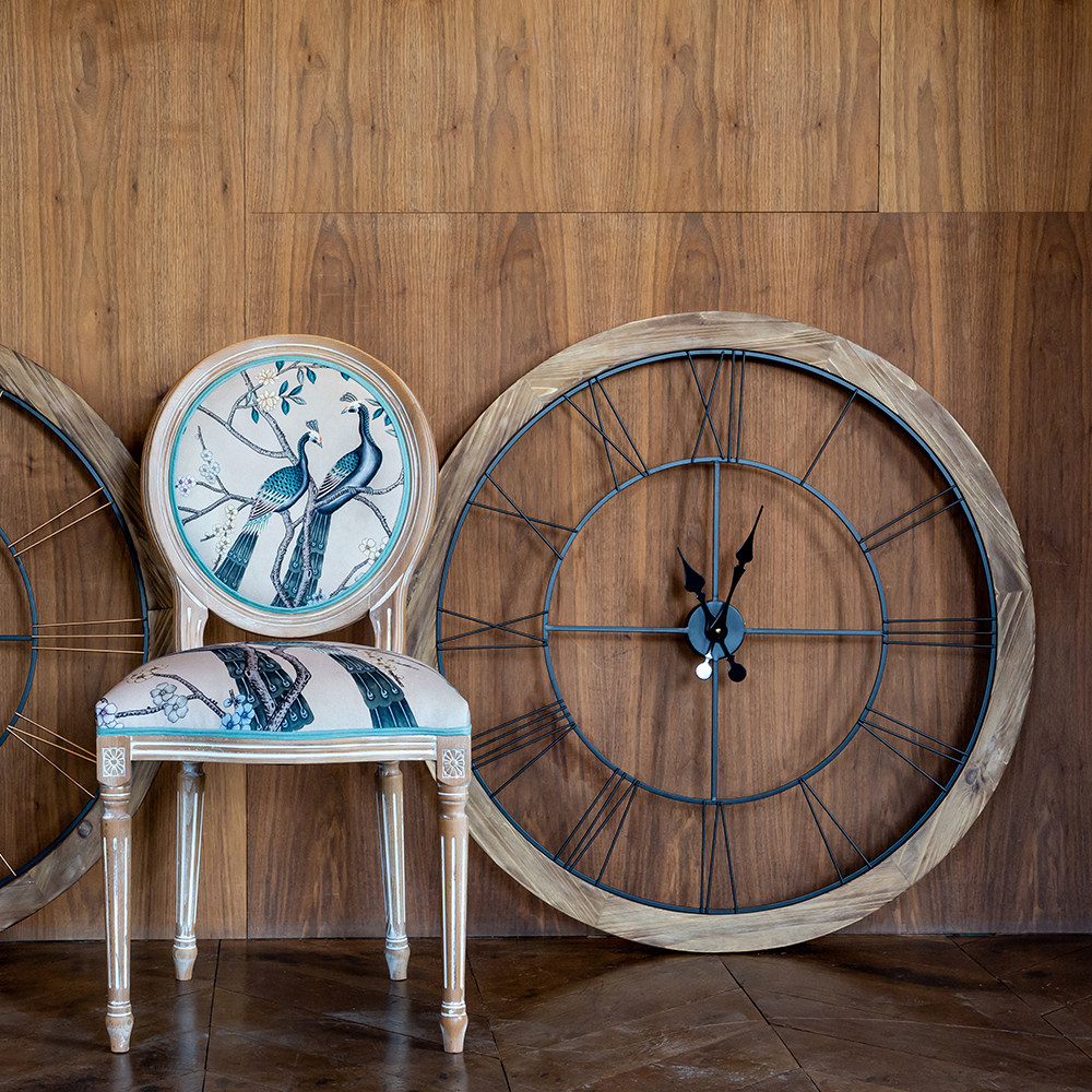 Часы настенные деревянные с римскими цифрами чёрного цвета Clock with History