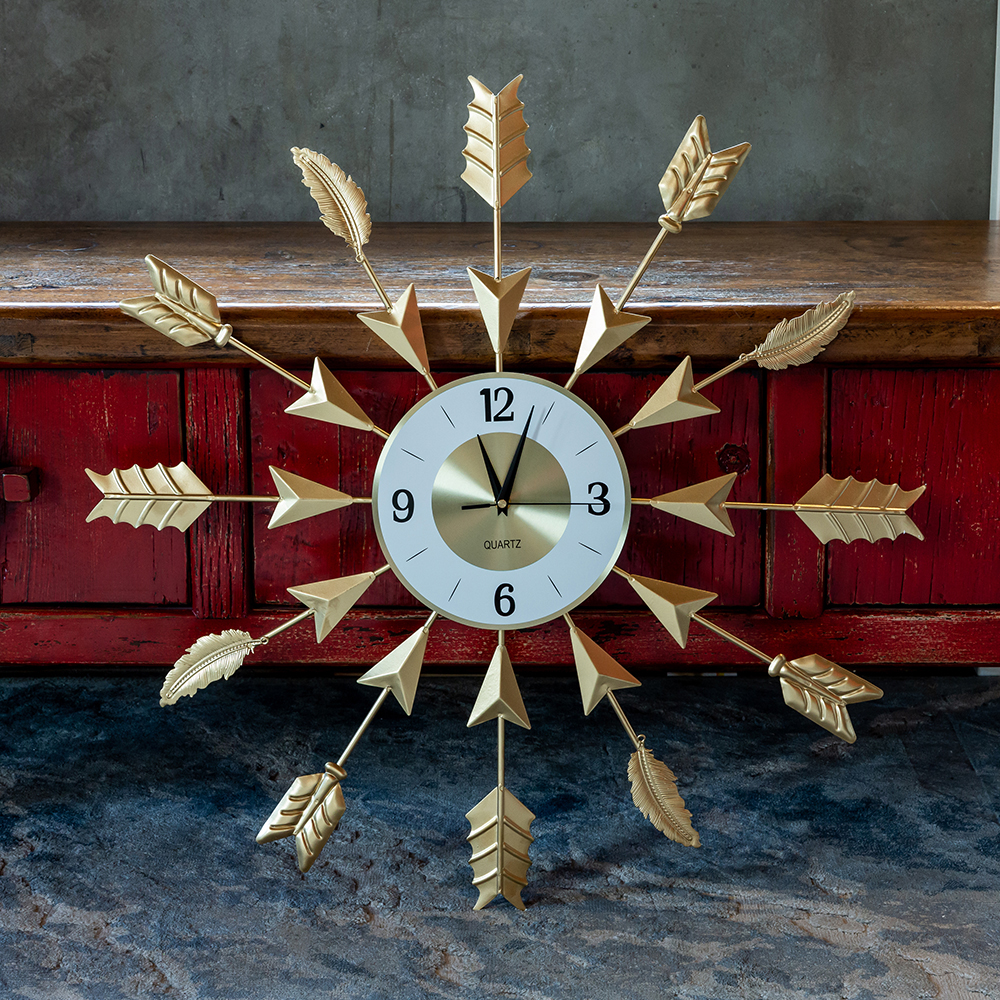 Часы настенные золотые из металла с декором в виде стрел Current Time