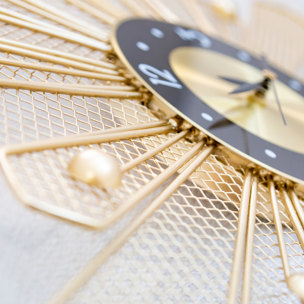 Часы настенные из металла в виде солнца с чёрным циферблатом Mirror Tower Clock