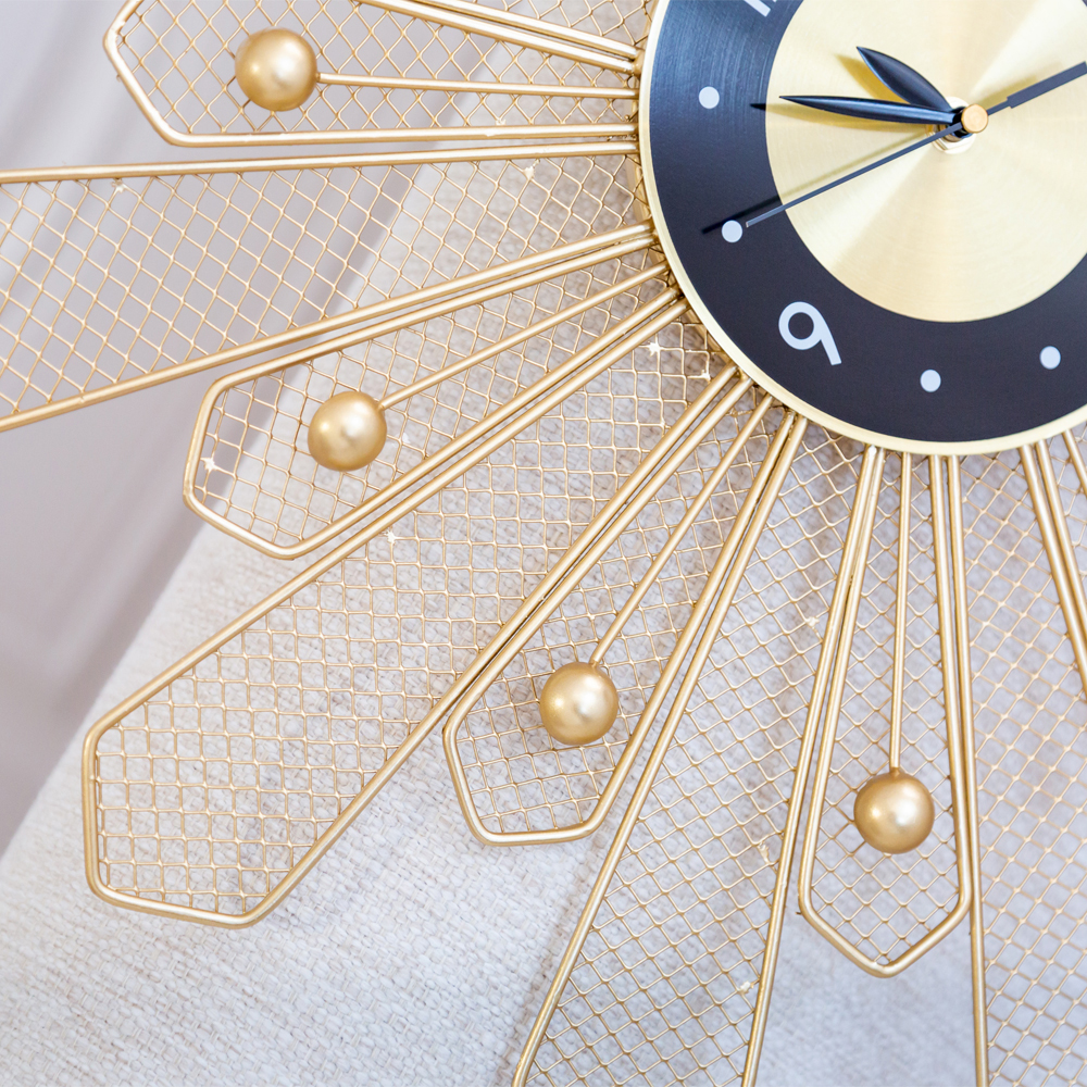 Часы настенные из металла в виде солнца с чёрным циферблатом Mirror Tower Clock