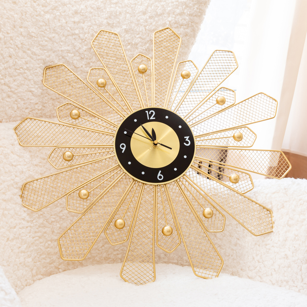 Часы настенные из металла в виде солнца с чёрным циферблатом Mirror Tower Clock