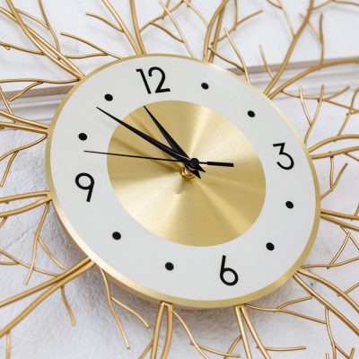 Часы настенные из металла золотые с белым циферблатом Current Time