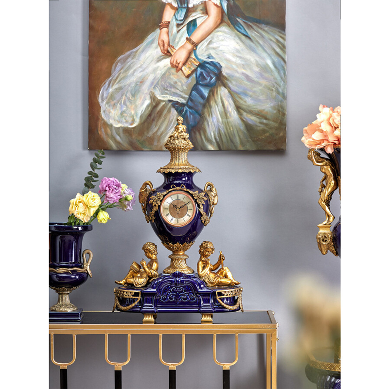 Часы настольные из темно-синего фарфора с бронзовыми фигурками и декоративными элементами Eden Garden